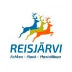 Logo, jossa sinisellä, isoilla kirjaimilla teksti "Reisjärvi". Alapuolella sanat rohkea, ripeä ja yhteisöllinen. Reisjärvi-tekstin yläpuolella sininen, sinapinkeltainen ja oranssi kauriin kuvake.